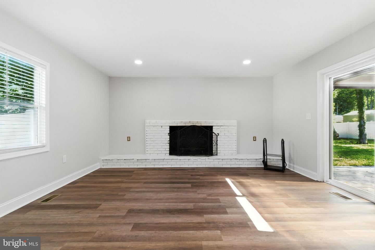 12803 Hollins Pl