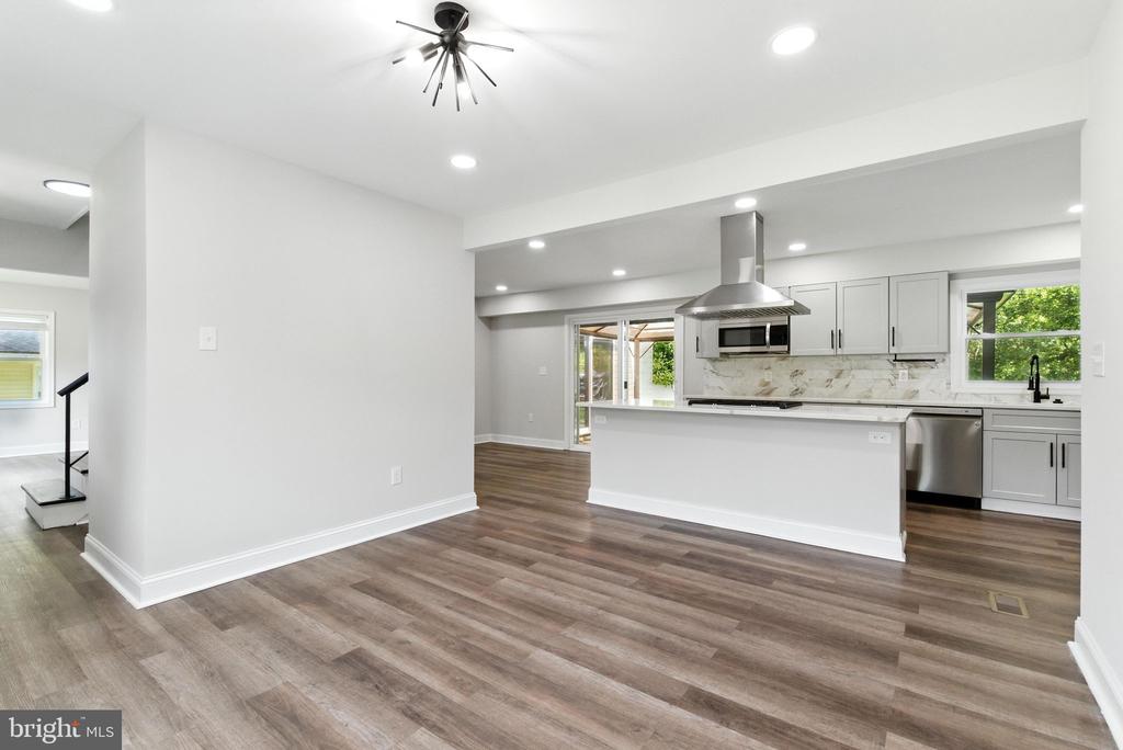 12803 Hollins Pl