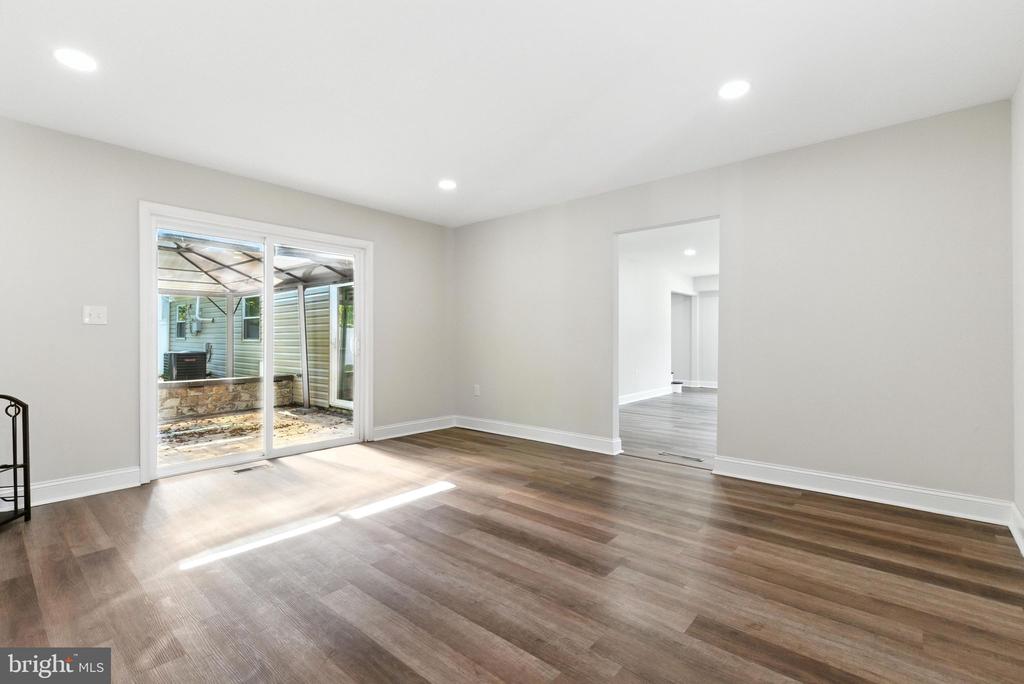 12803 Hollins Pl