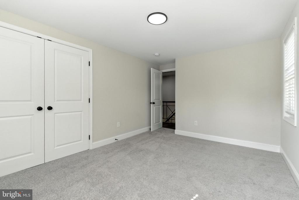 12803 Hollins Pl