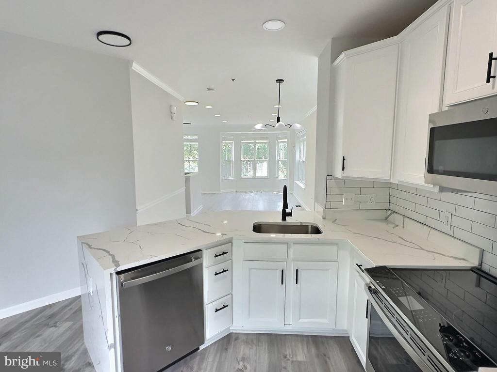 5548 Capital Gateway Dr #393