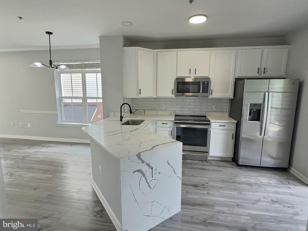5548 Capital Gateway Dr #393