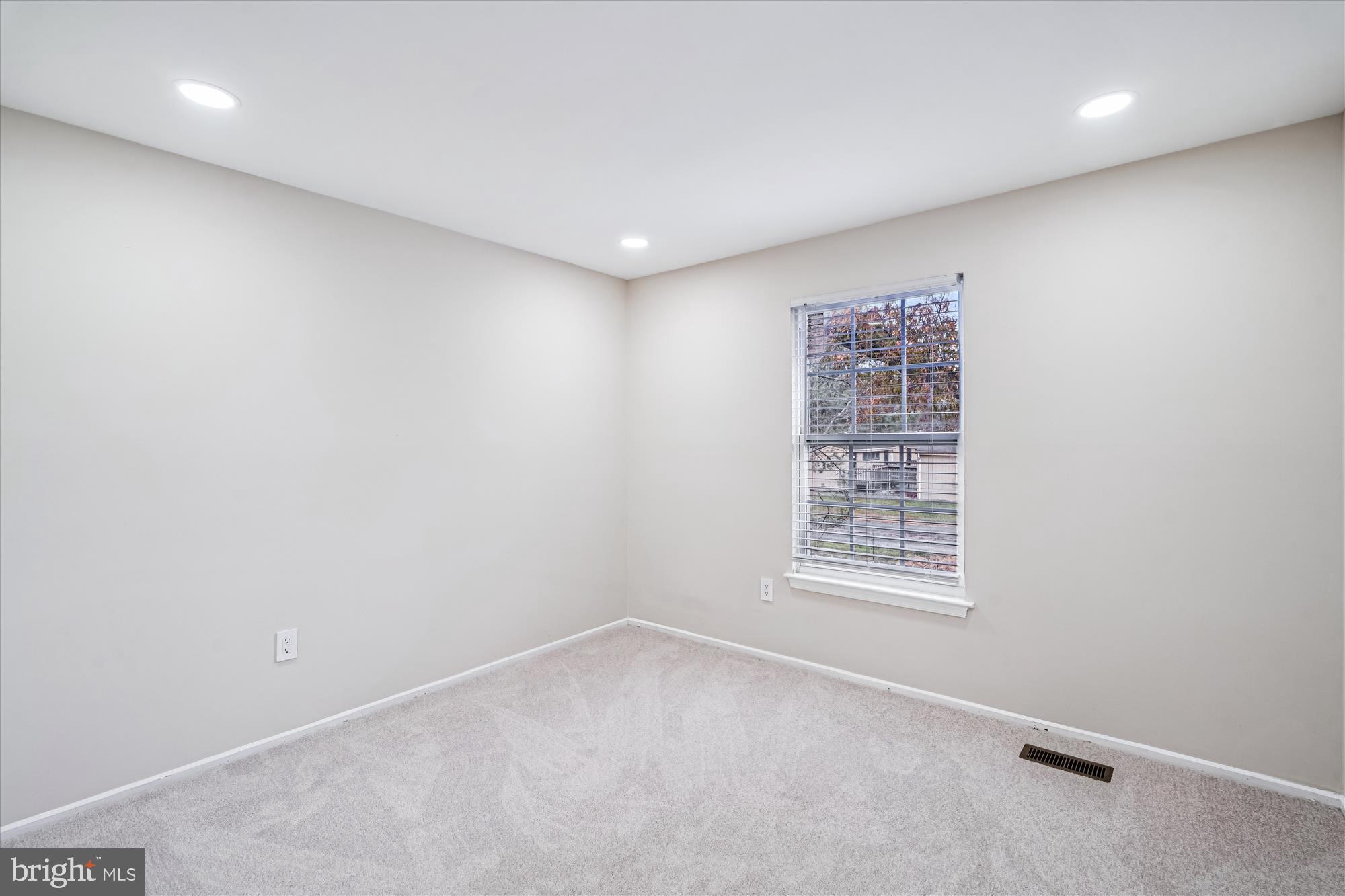 2236 PRINCE OF WALES COURT