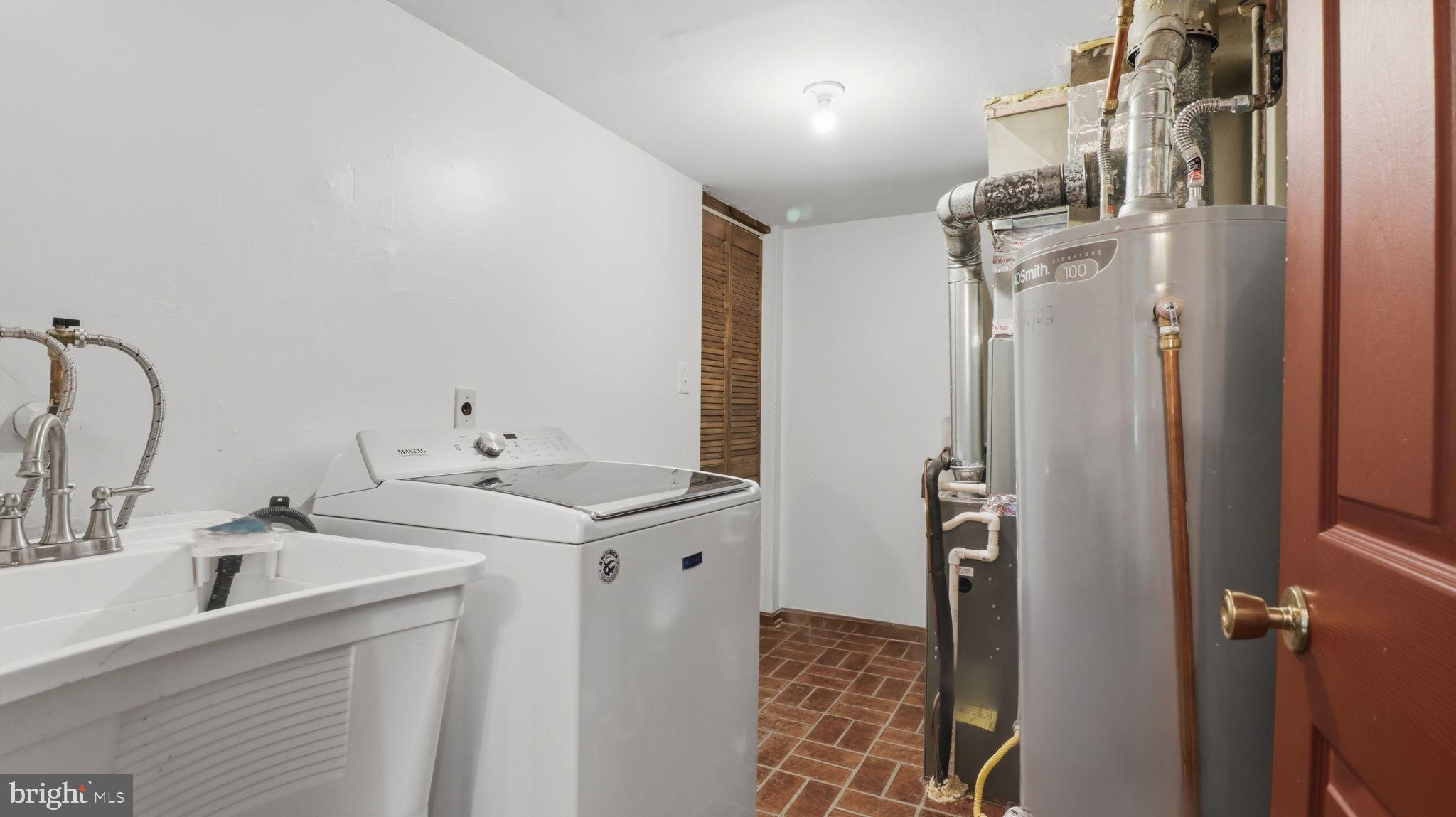 6719 KNOLLBROOK DRIVE