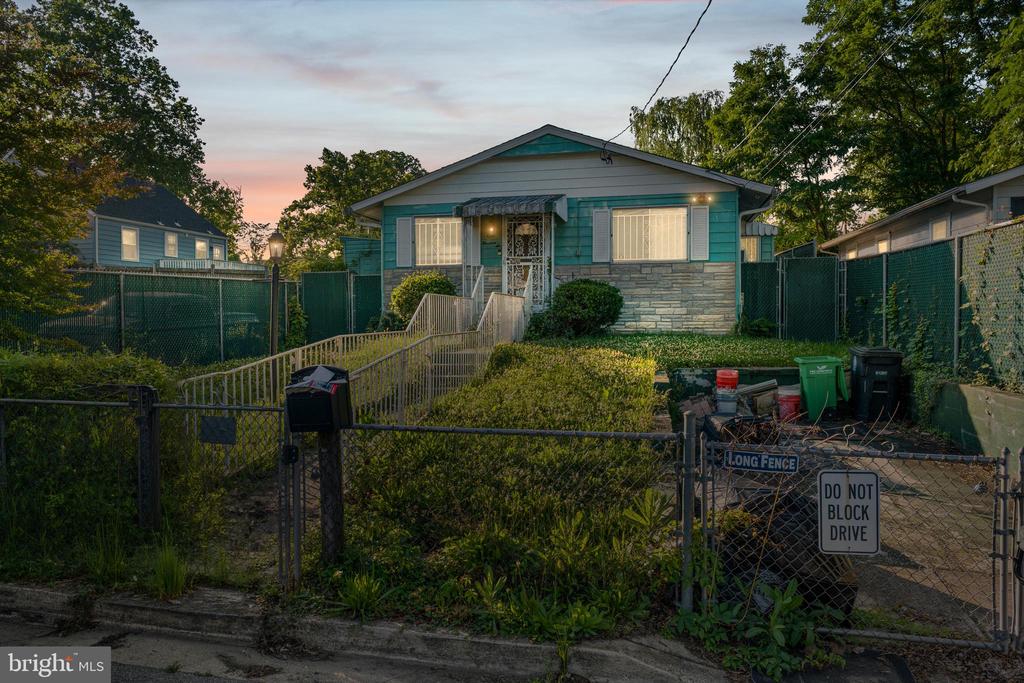 806 CLOVIS AVENUE