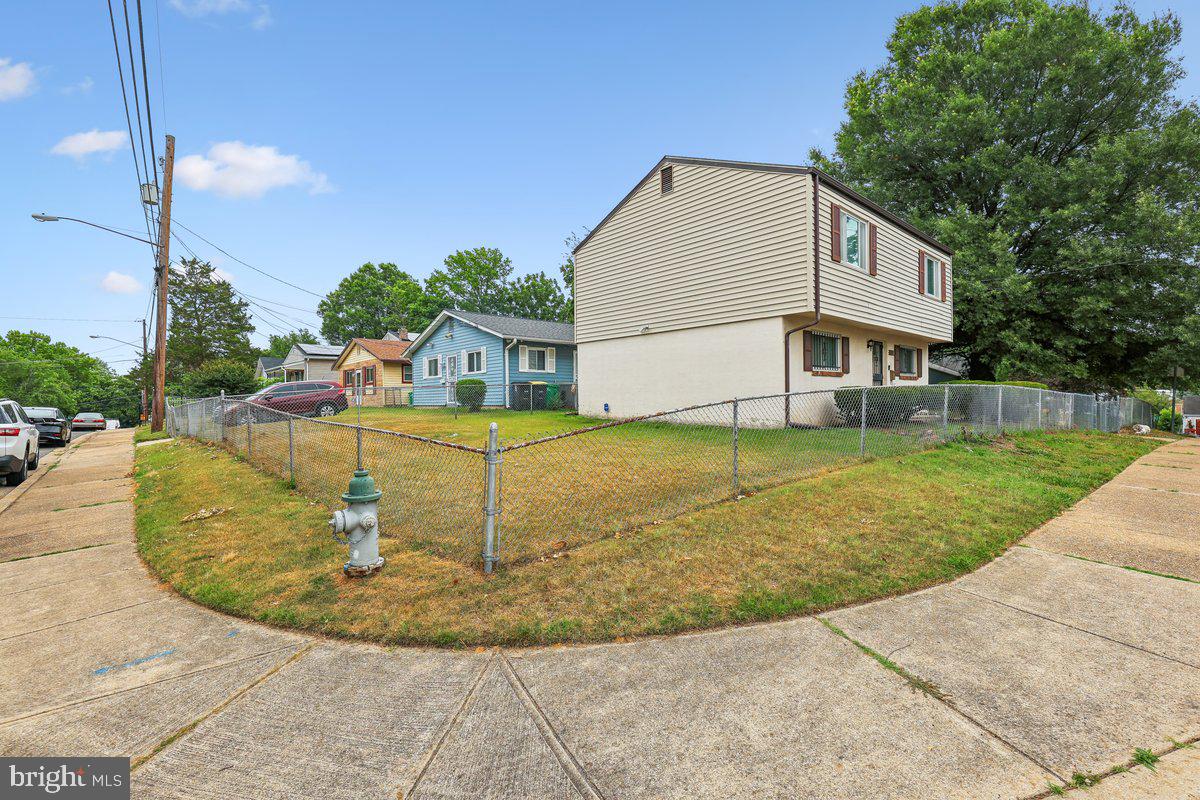 605 HEDGELEAF AVENUE