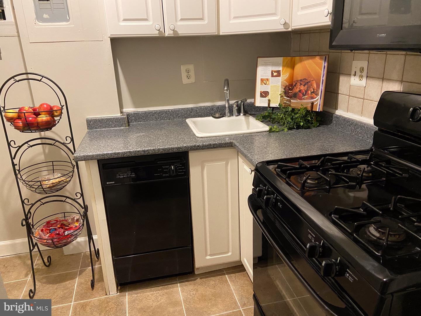 1021 ARLINGTON BOULEVARD Unit: 220