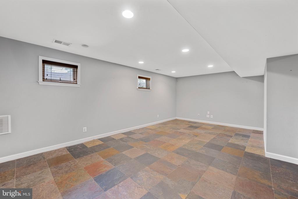 2181 S Glebe Rd