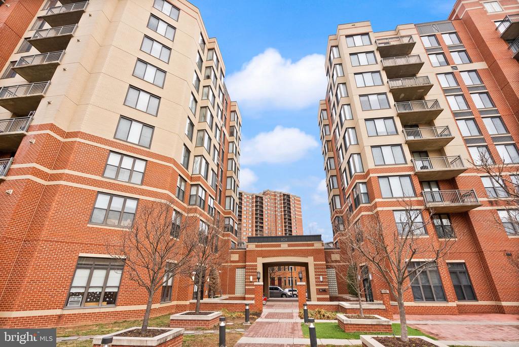 2220 FAIRFAX DR #109