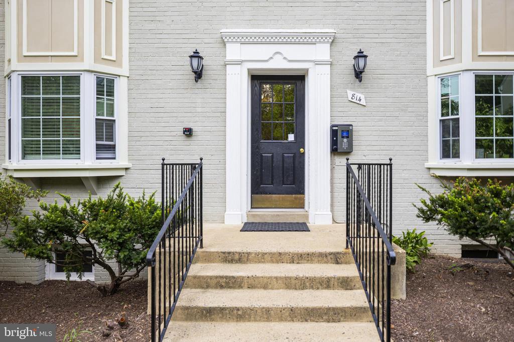 814 S ARLINGTON DR #102