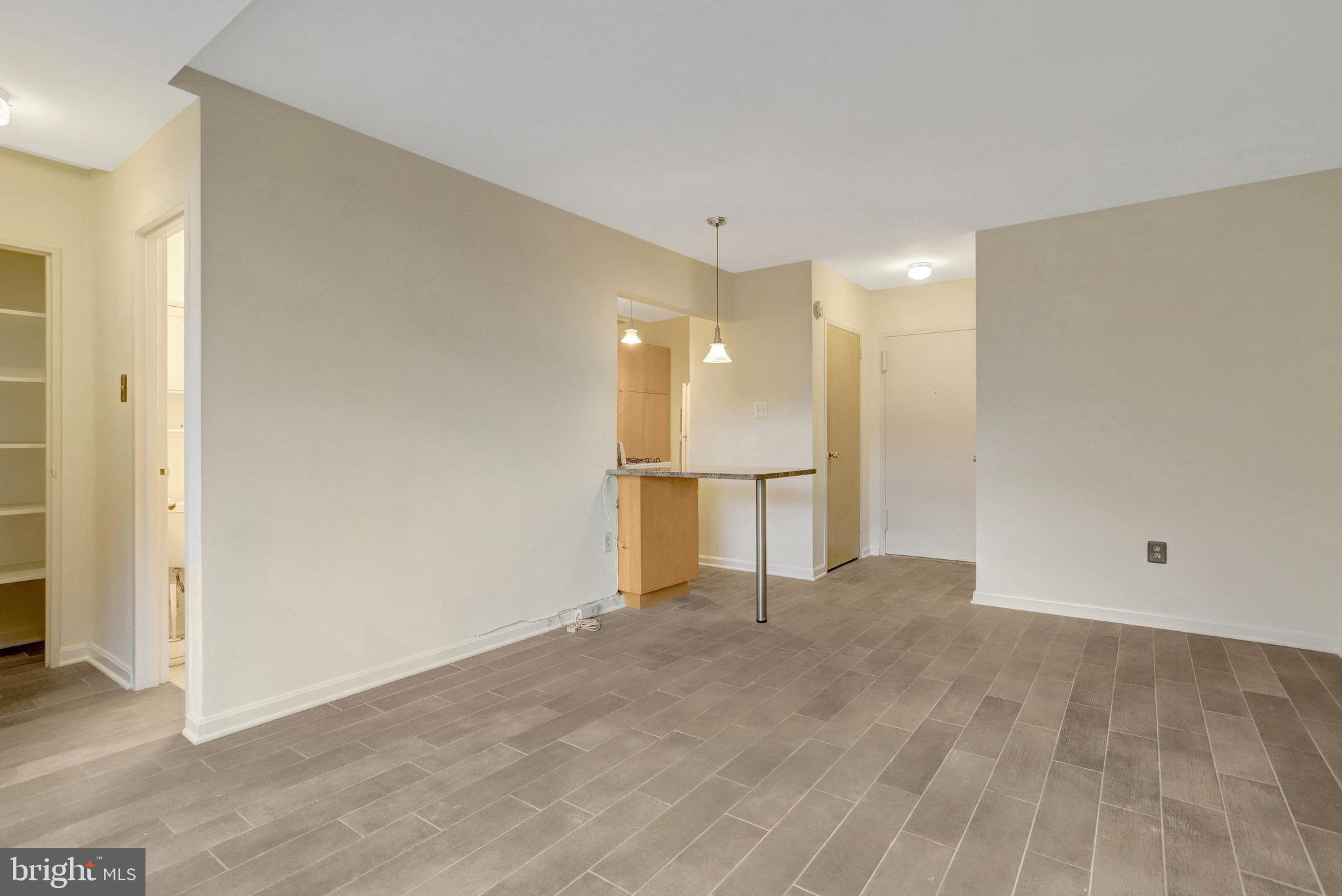 1021 ARLINGTON BOULEVARD E 905