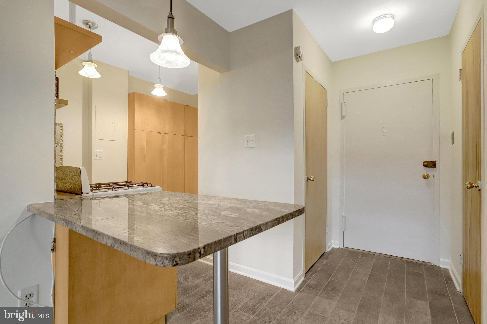 1021 ARLINGTON BOULEVARD E 905