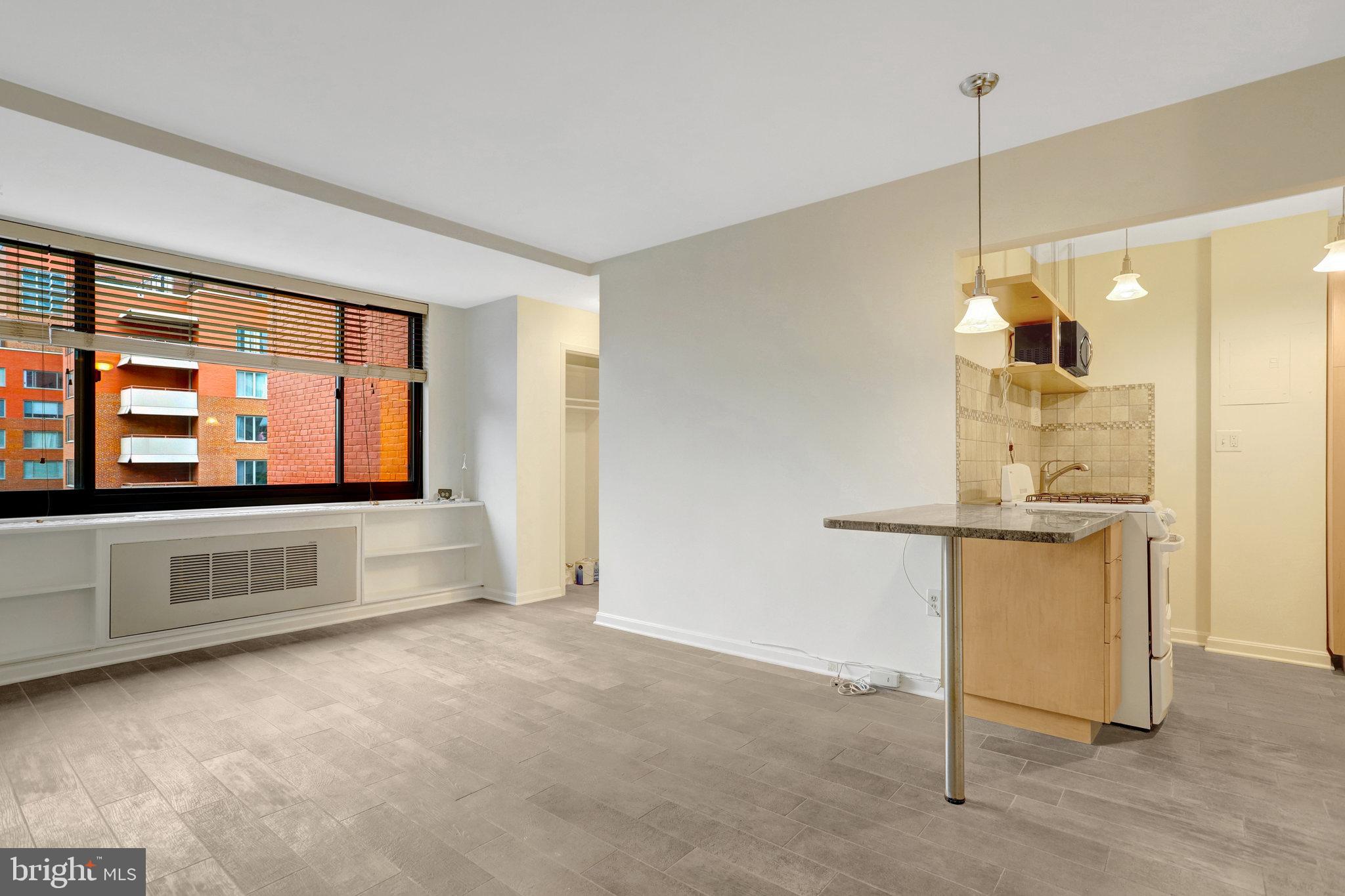 1021 ARLINGTON BOULEVARD E 905