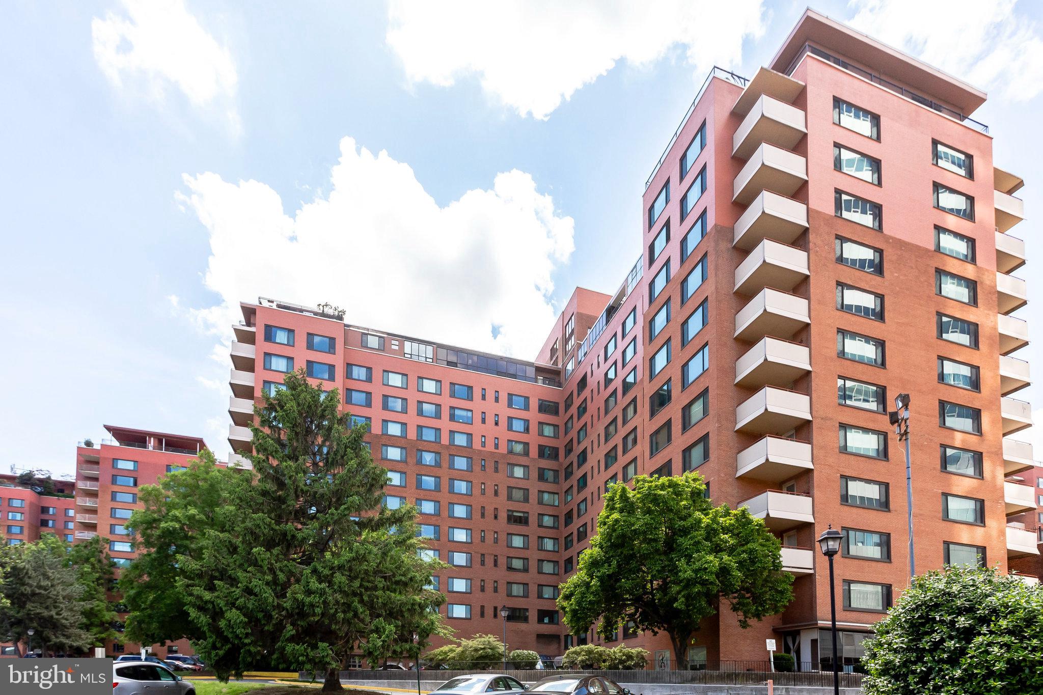 1021 ARLINGTON BOULEVARD E 905