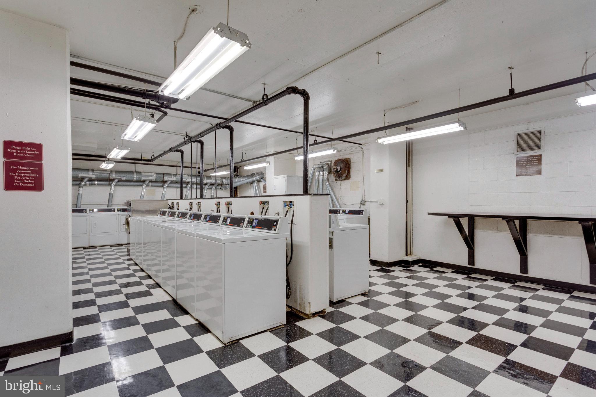 1021 ARLINGTON BOULEVARD E 905