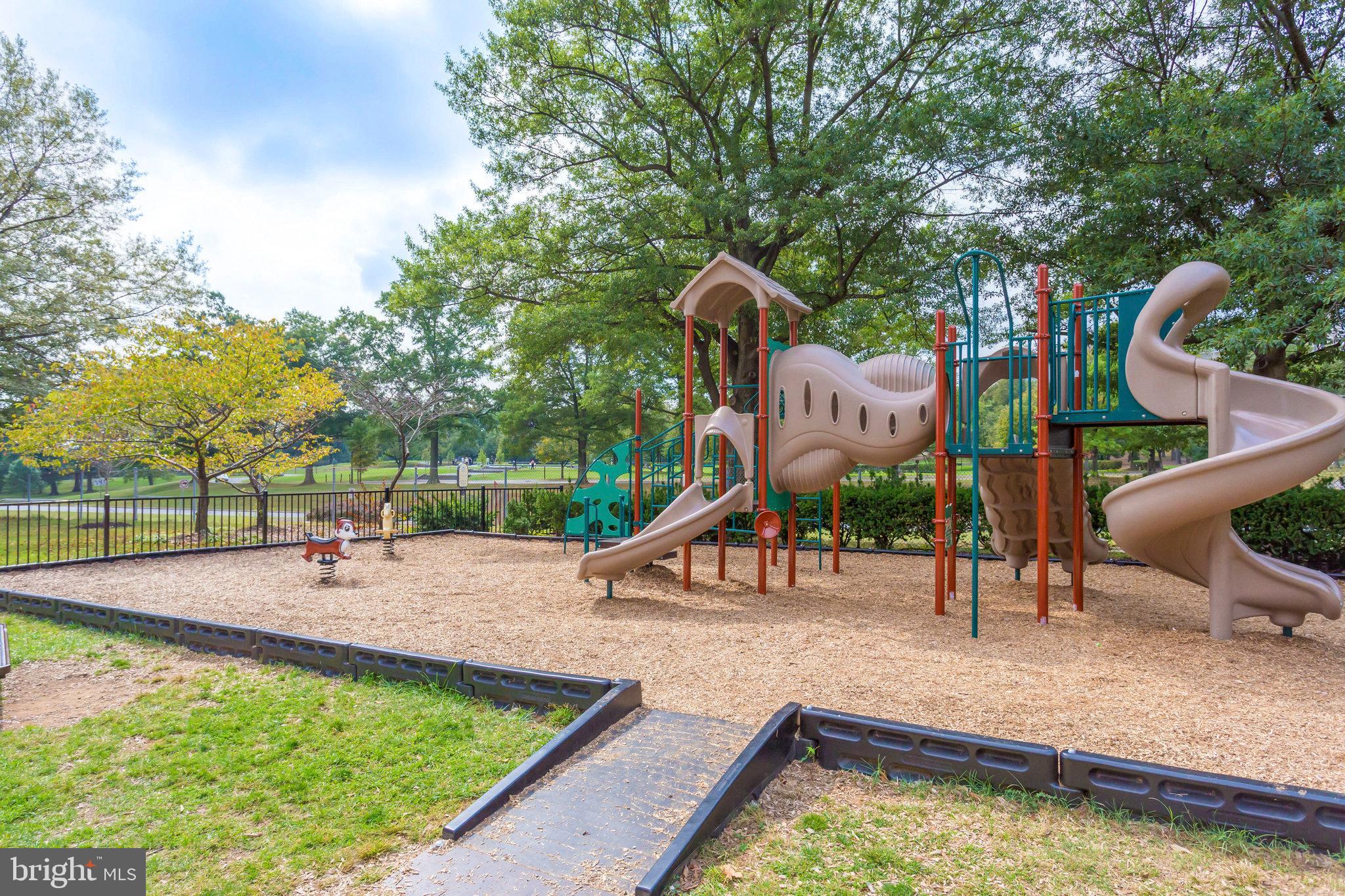 1021 ARLINGTON BOULEVARD E 905