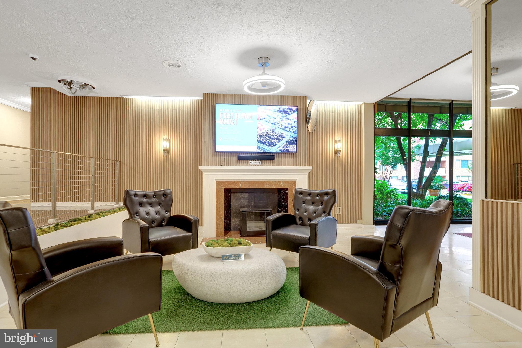 1021 ARLINGTON BOULEVARD E 905