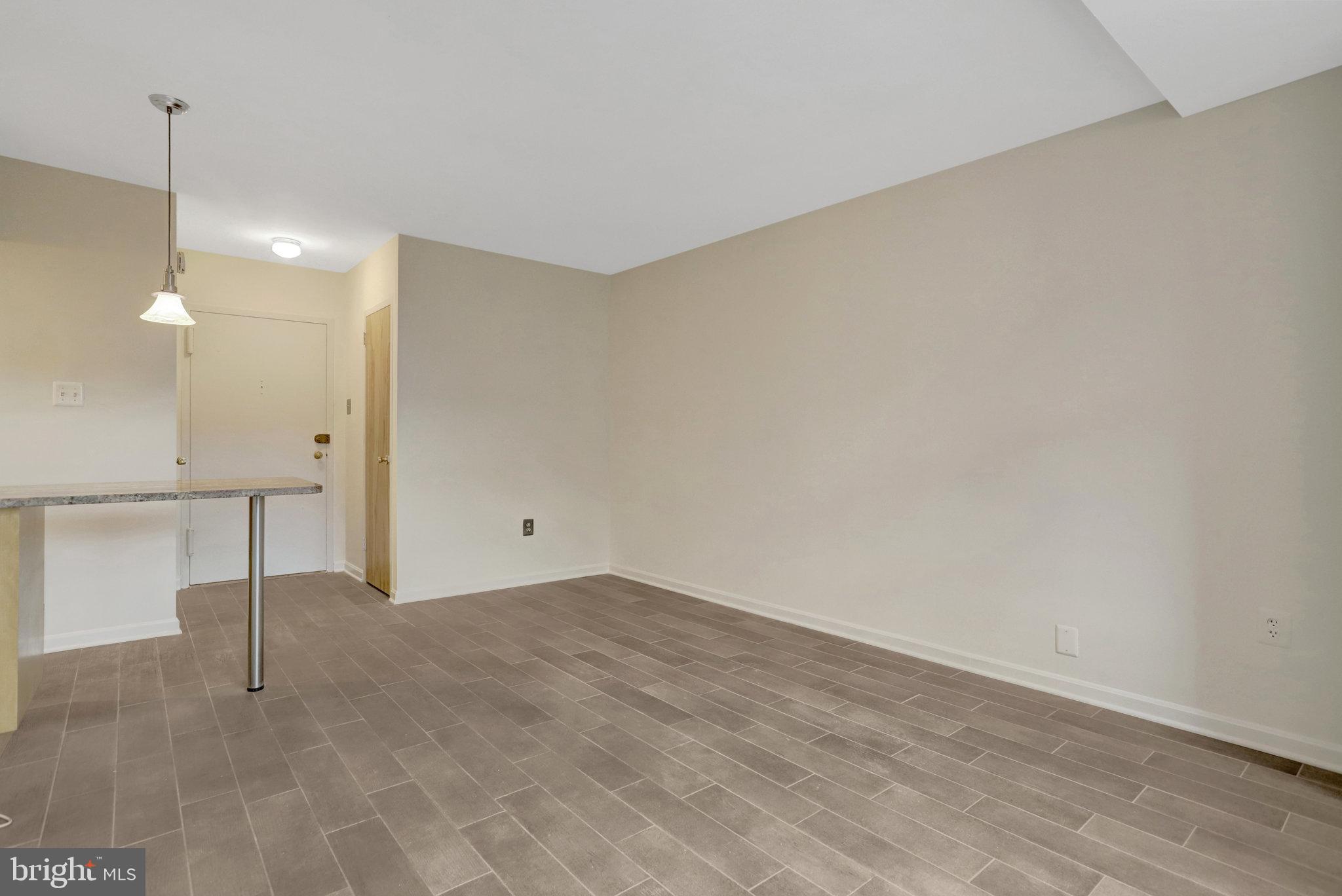 1021 ARLINGTON BOULEVARD E 905