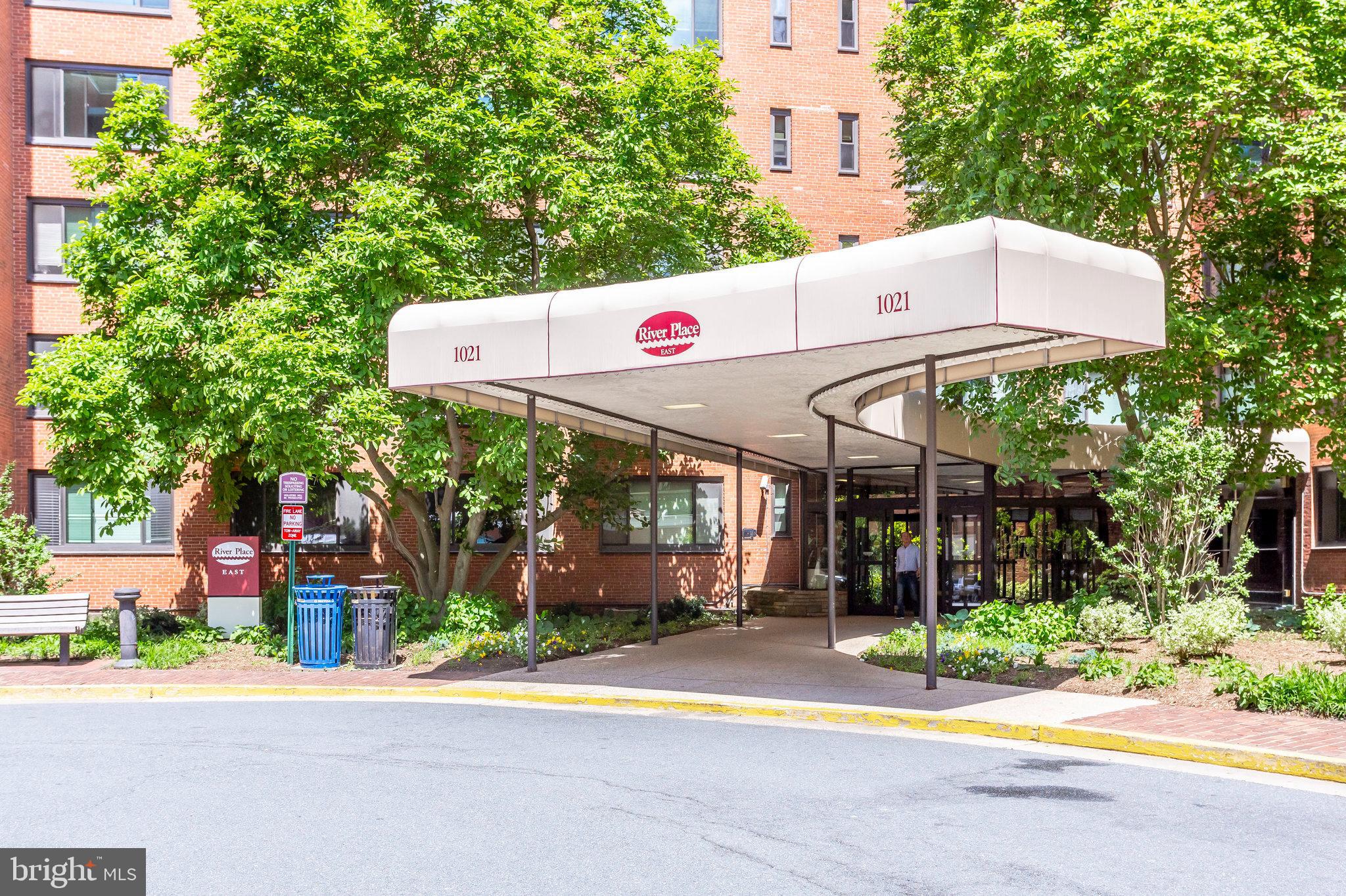 1021 ARLINGTON BOULEVARD E 905