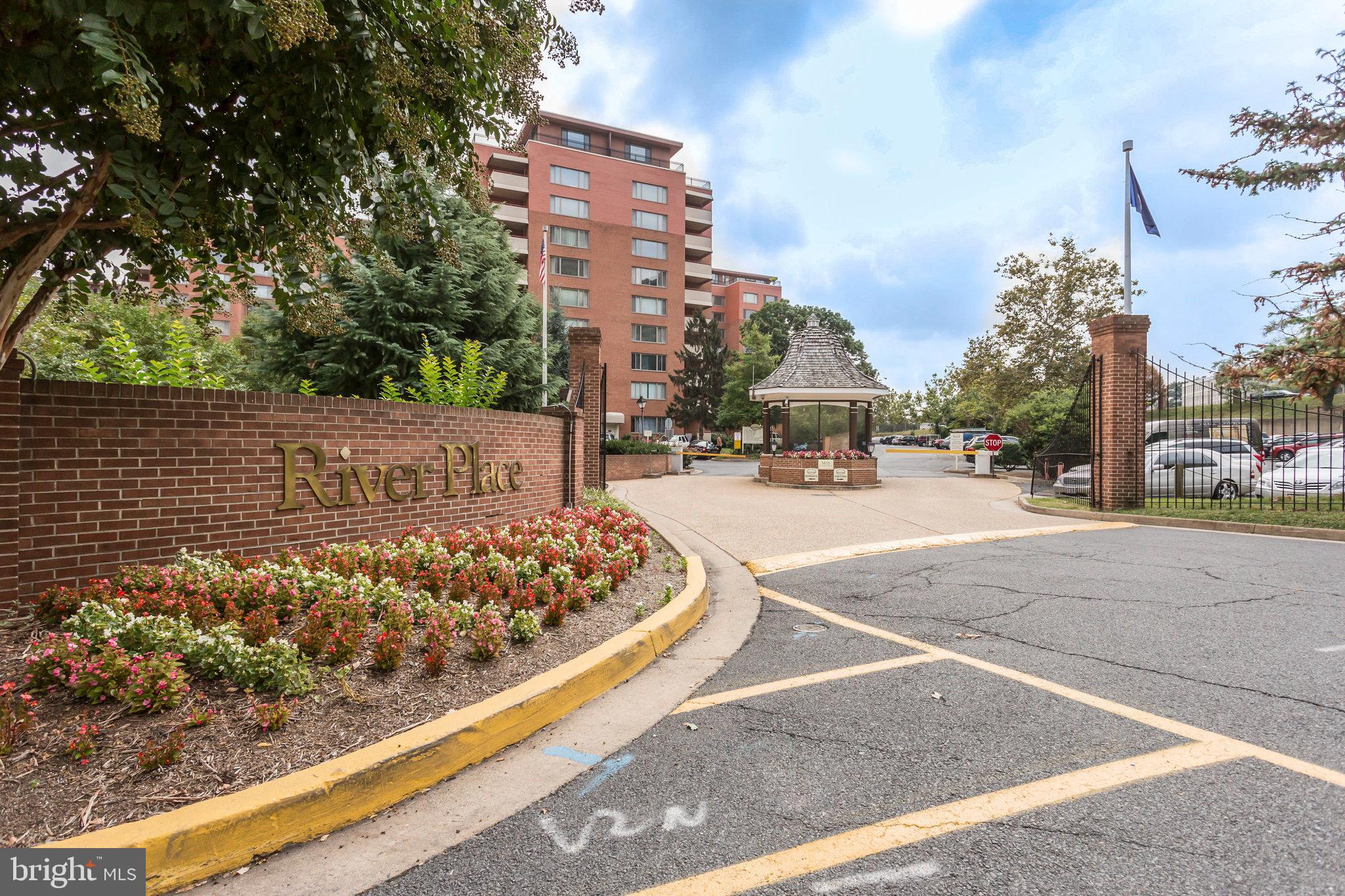 1021 ARLINGTON BOULEVARD E 905