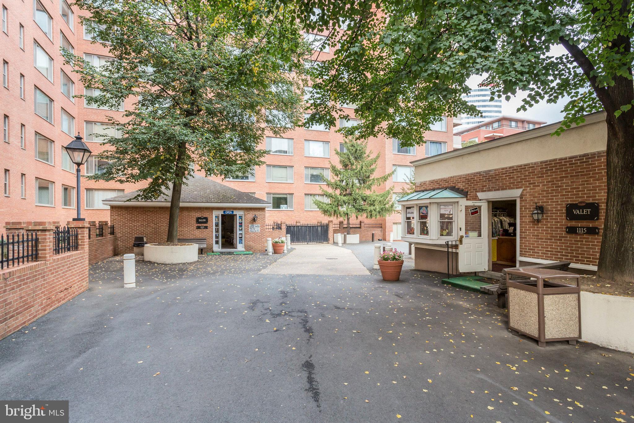 1021 ARLINGTON BOULEVARD E 905