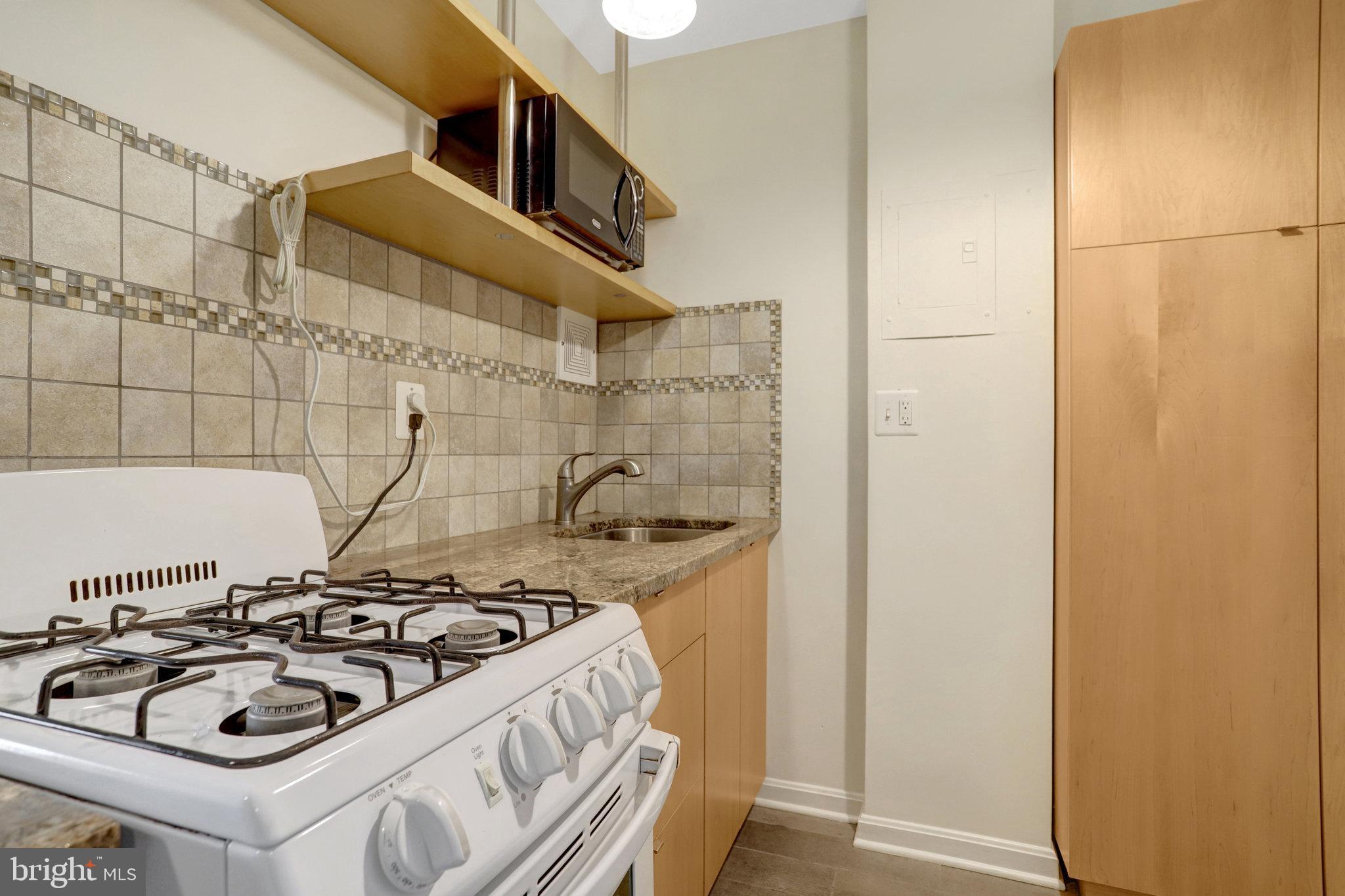 1021 ARLINGTON BOULEVARD E 905