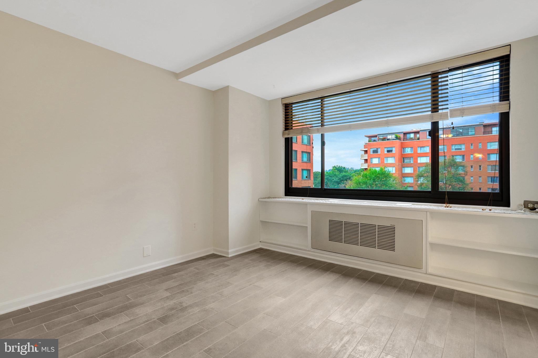 1021 ARLINGTON BOULEVARD E 905