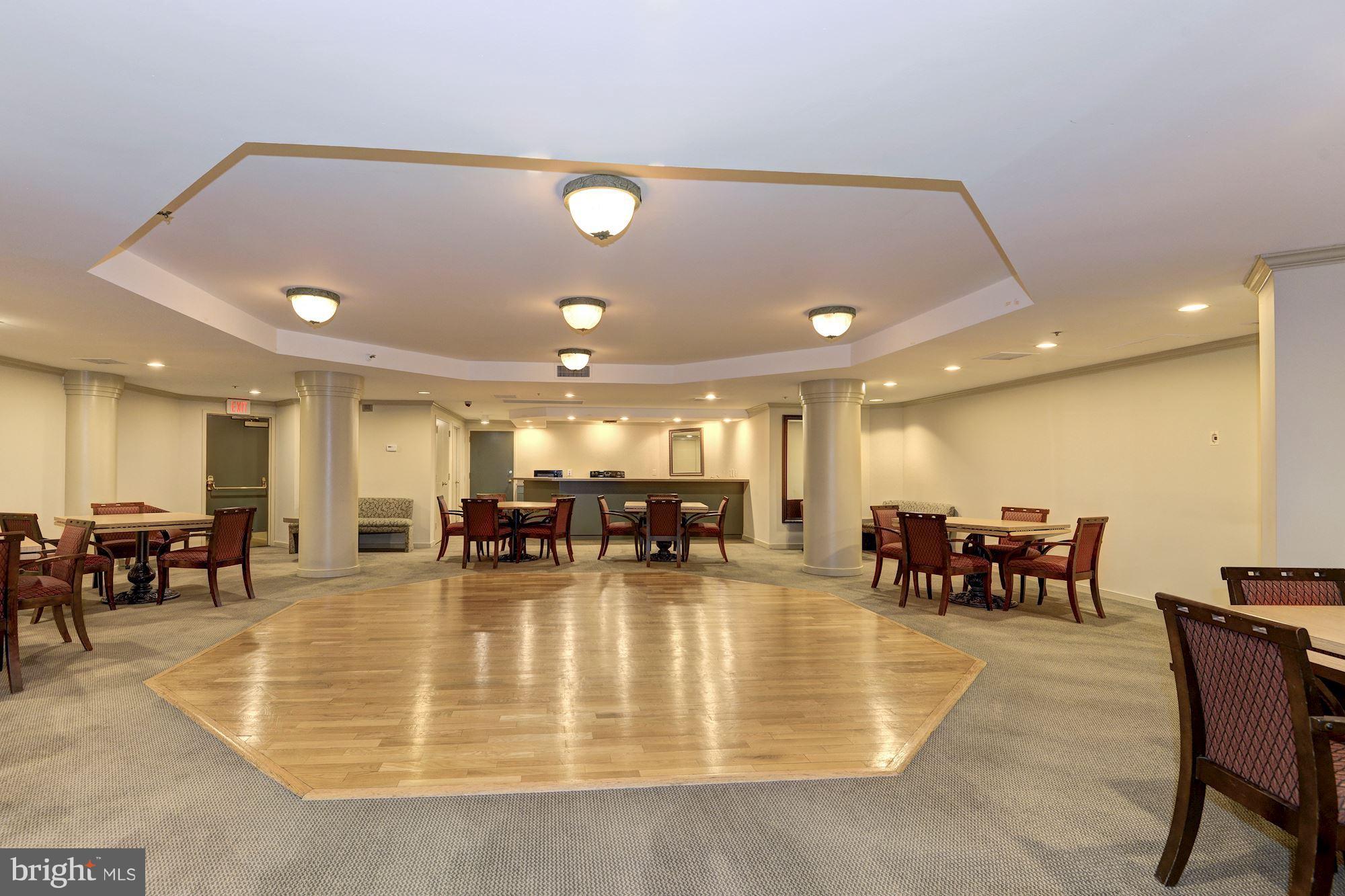 1600 OAK STREET N 1407