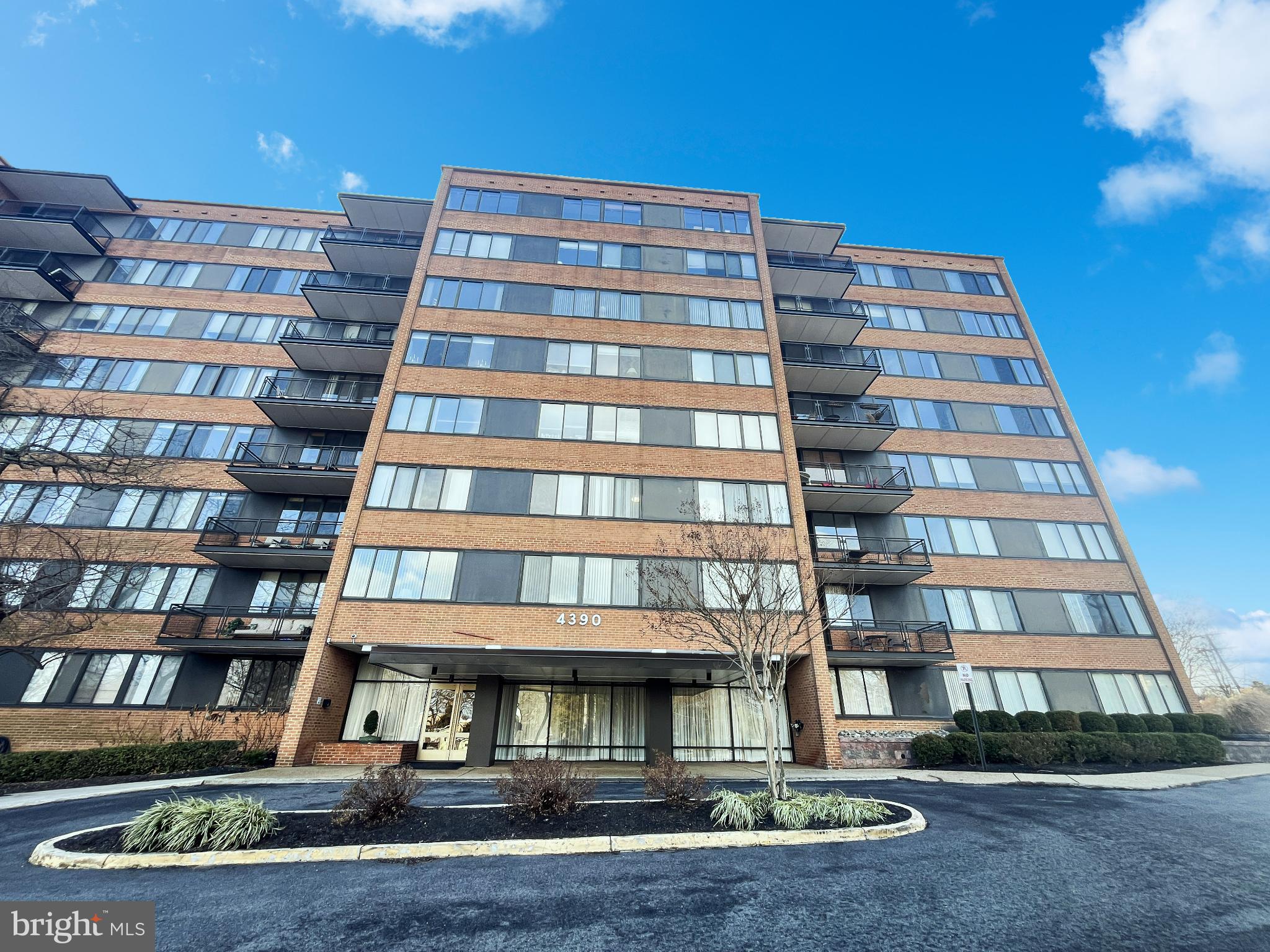 4390 LORCOM LANE 512