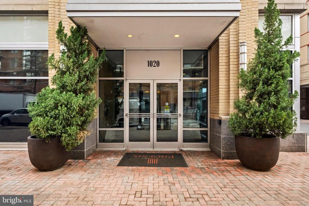 1020 N HIGHLAND STREET Unit: 907