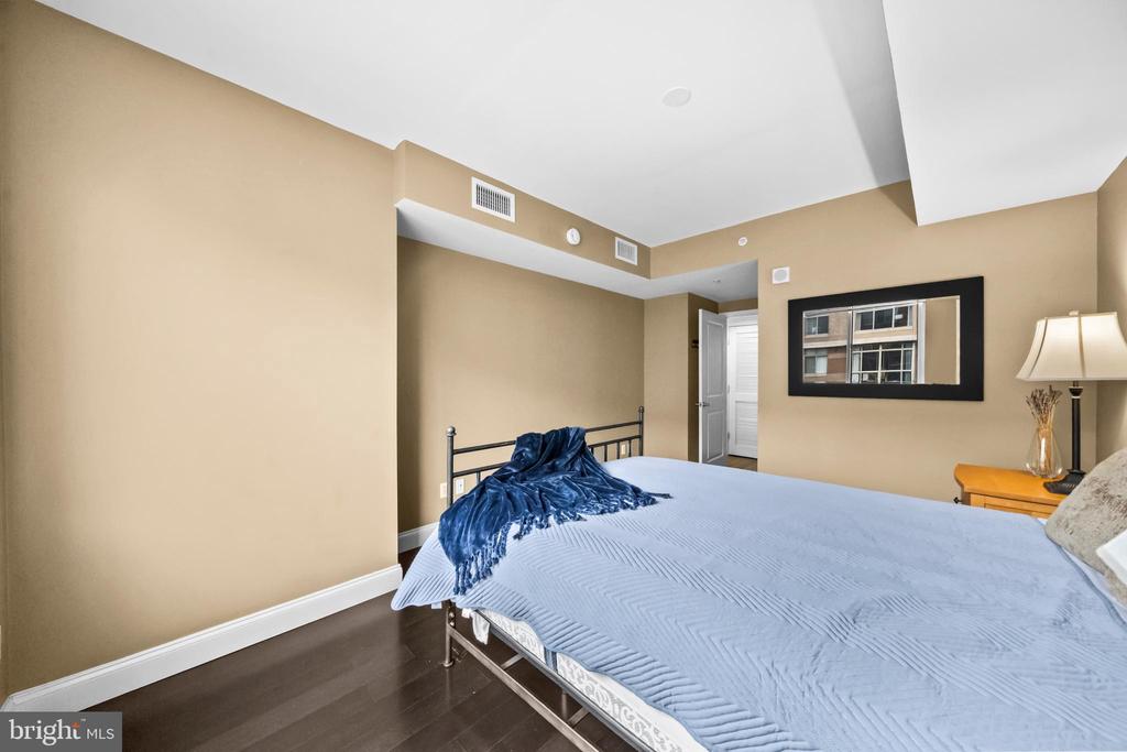 1020 N HIGHLAND STREET Unit: 907