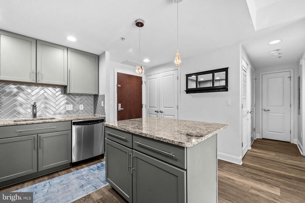 1020 N HIGHLAND STREET Unit: 907