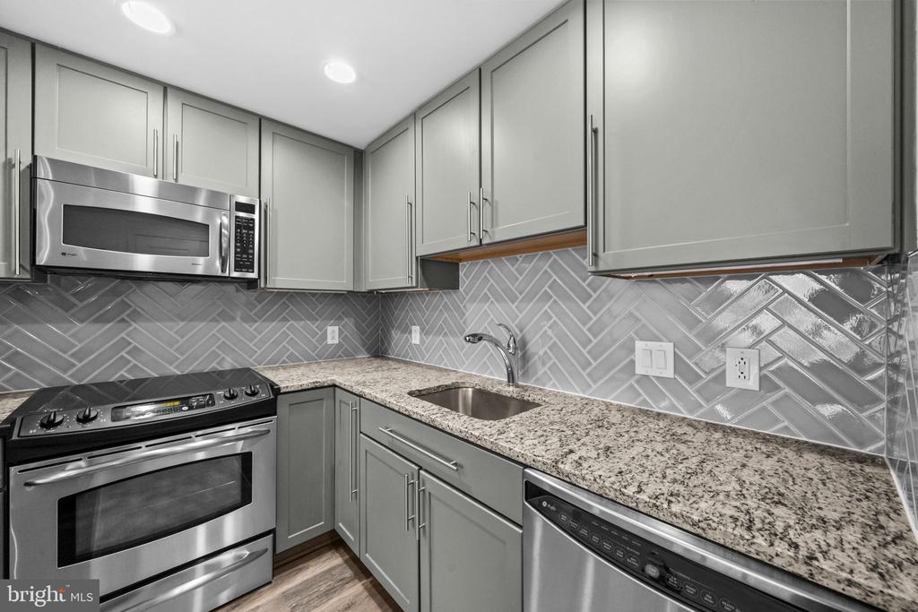 1020 N HIGHLAND STREET Unit: 907