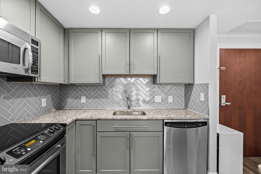 1020 N HIGHLAND STREET Unit: 907