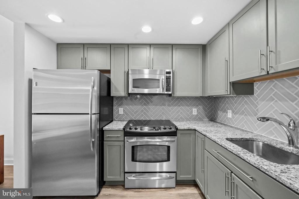 1020 N HIGHLAND STREET Unit: 907