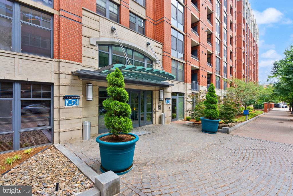 1021 N GARFIELD STREET Unit: 517