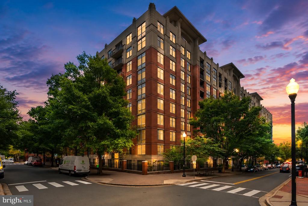 1021 N GARFIELD STREET Unit: 517