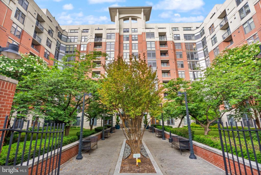 1021 N GARFIELD STREET Unit: 517
