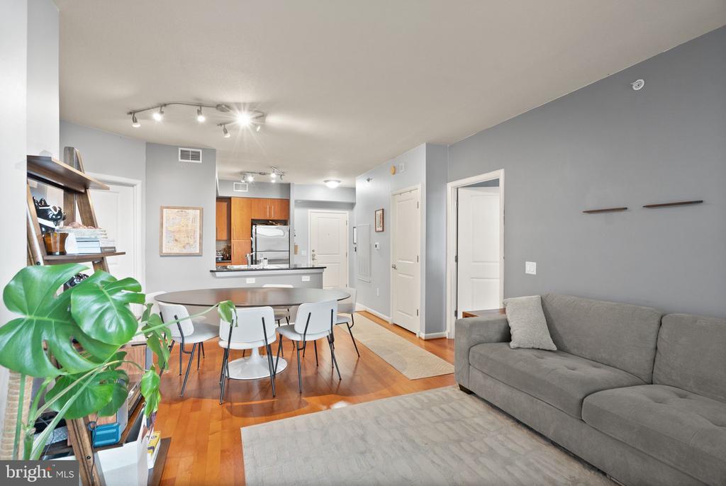 1021 N GARFIELD STREET Unit: 517