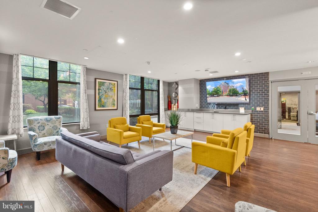 1021 N GARFIELD STREET Unit: 517