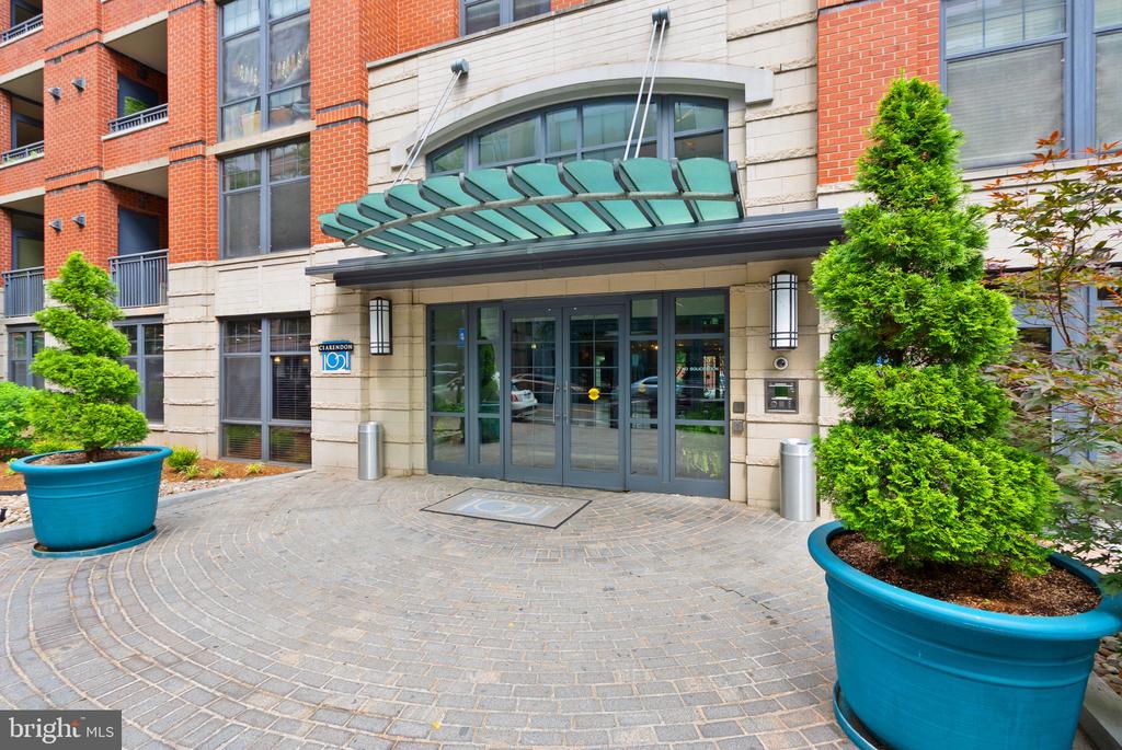 1021 N GARFIELD STREET Unit: 517