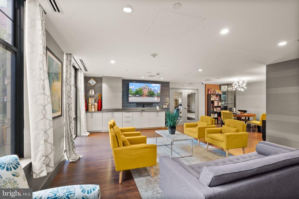 1021 N GARFIELD STREET Unit: 517