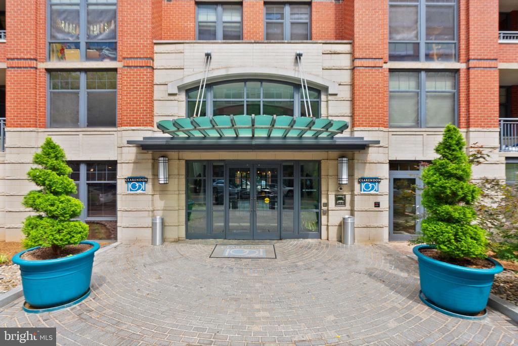 1021 N GARFIELD STREET Unit: 517