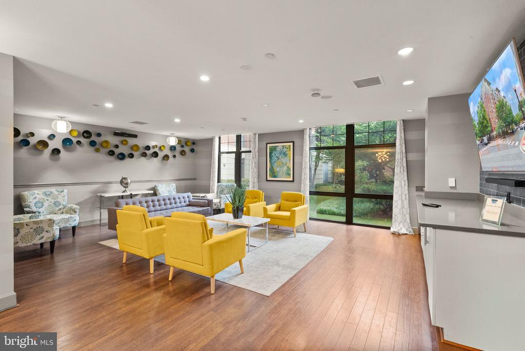 1021 N GARFIELD STREET Unit: 517