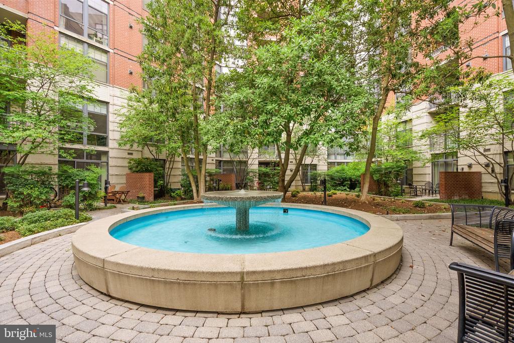 1021 N GARFIELD STREET Unit: 517