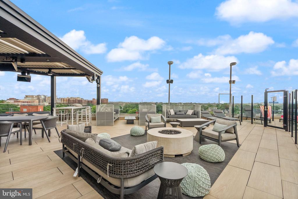 1021 N GARFIELD STREET Unit: 517