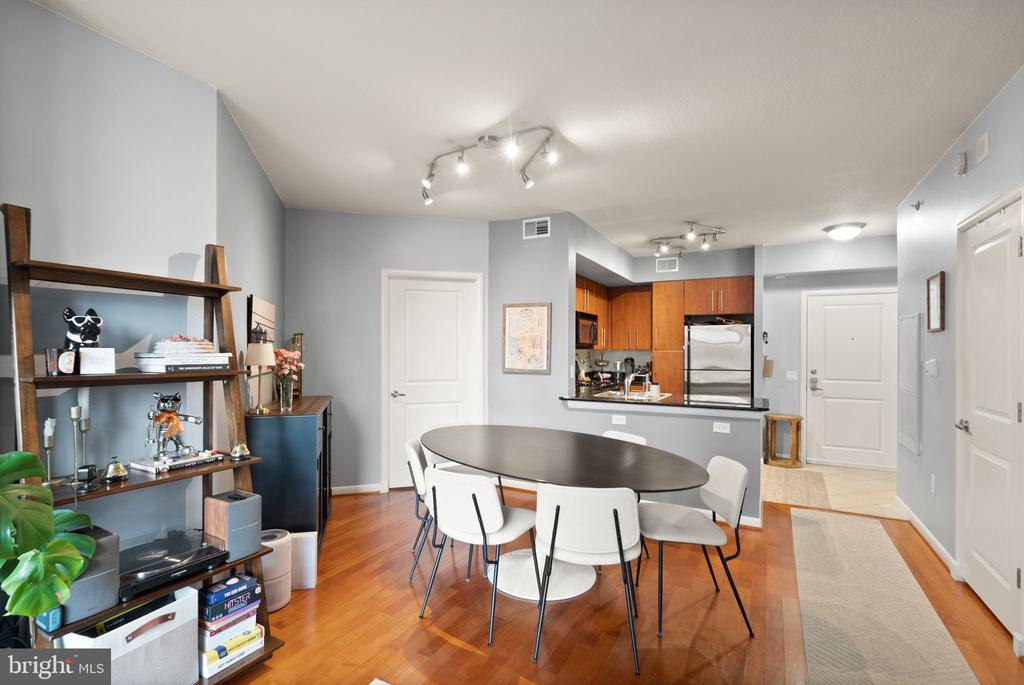 1021 N GARFIELD STREET Unit: 517