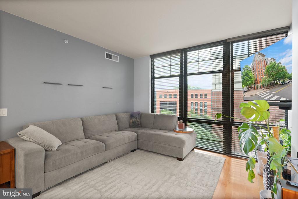 1021 N GARFIELD STREET Unit: 517