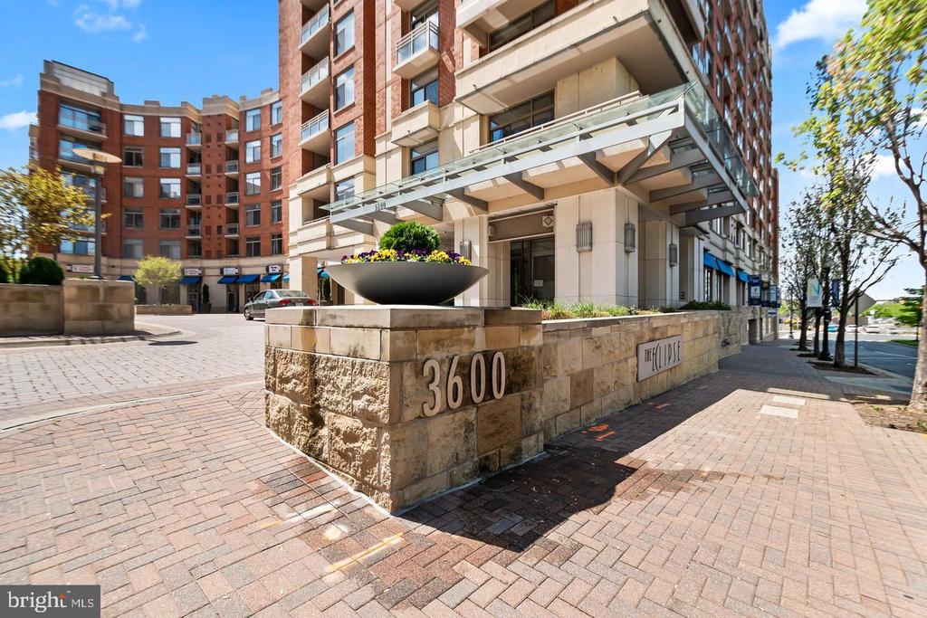 3600 S GLEBE ROAD Unit: 330W