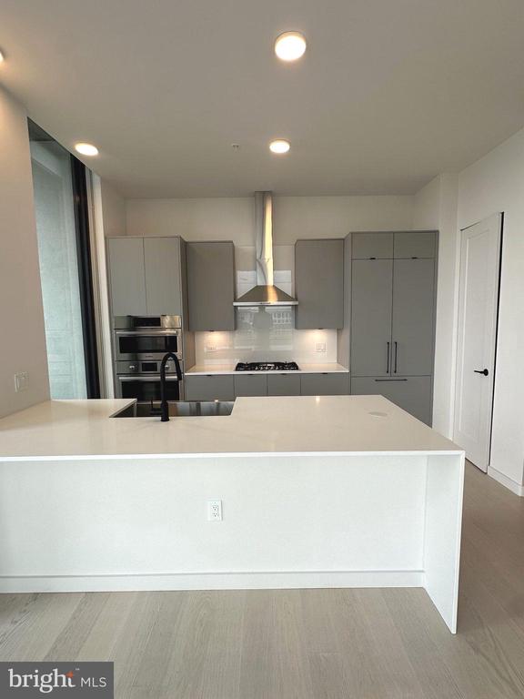 3030 POTOMAC AVENUE Unit: PH1